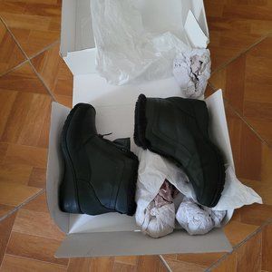 Black snow boots in size 7